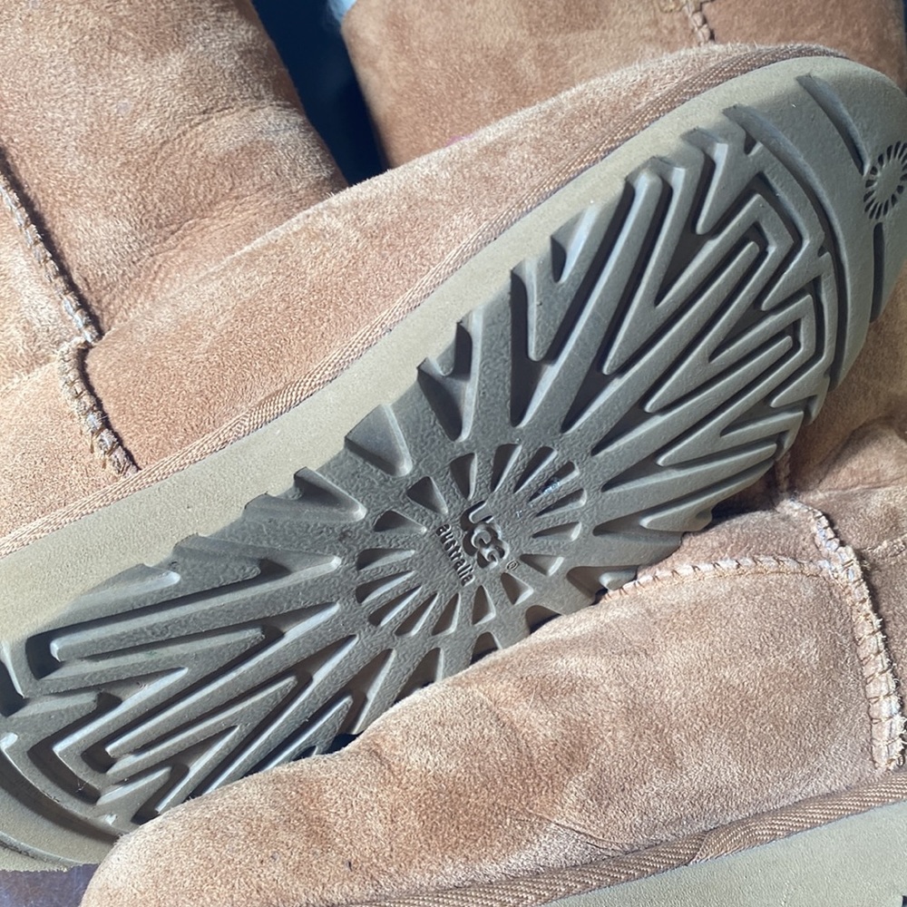 Uggs 2 - Picture 6 of 7